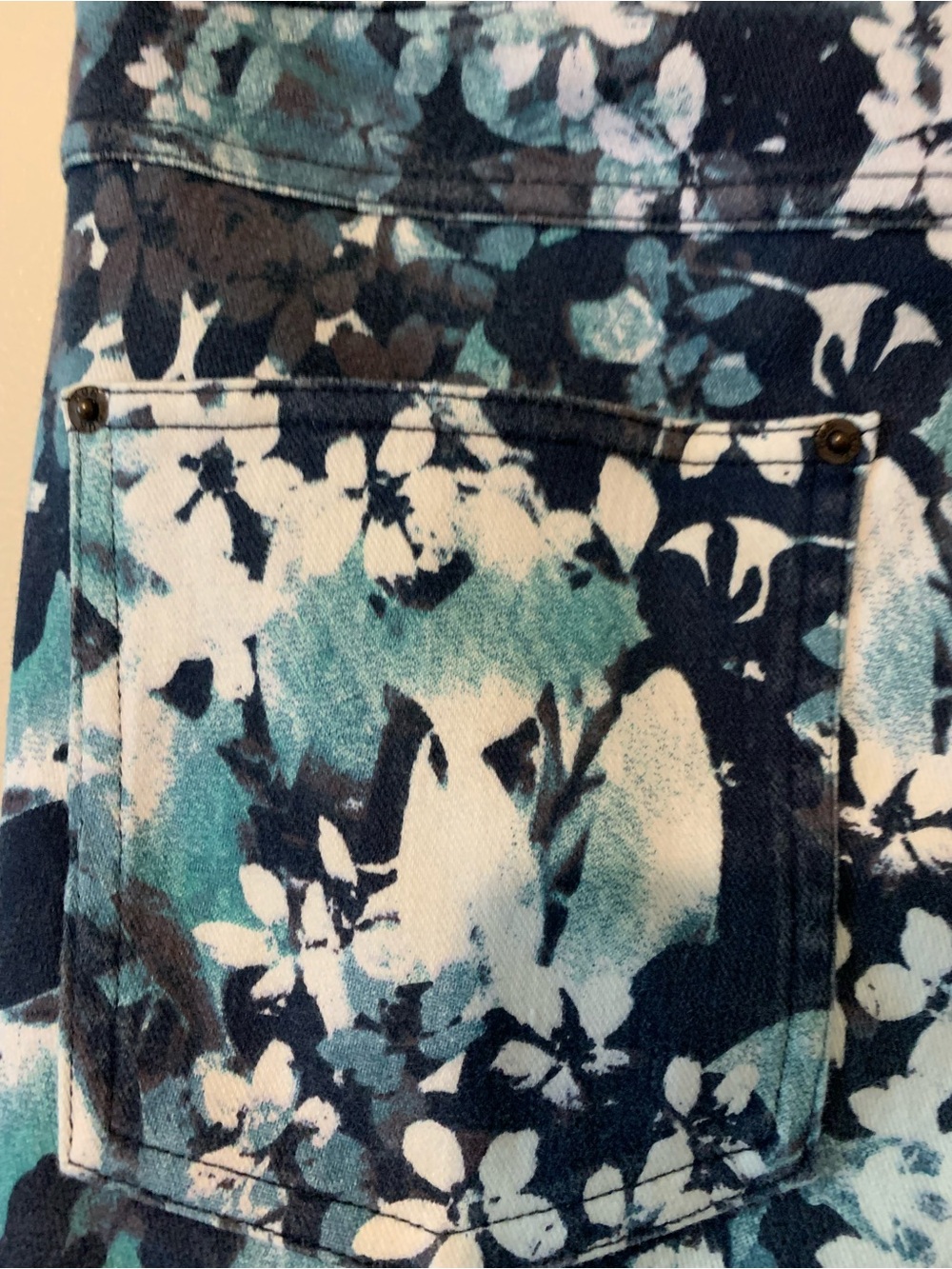 HUE Navy, Teal & White Floral Cropped Ankle Pants - Picture 5 of 7